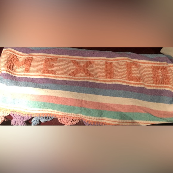 Beach blanket - Acapulco Mexico. Approximately 72 x48 - Picture 3 of 3